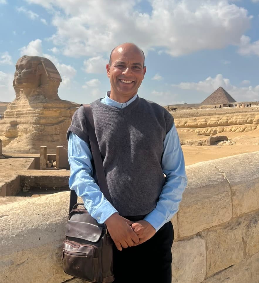 Ahmed Eldeak vor der Sphinx und den Pyramiden von Gizeh